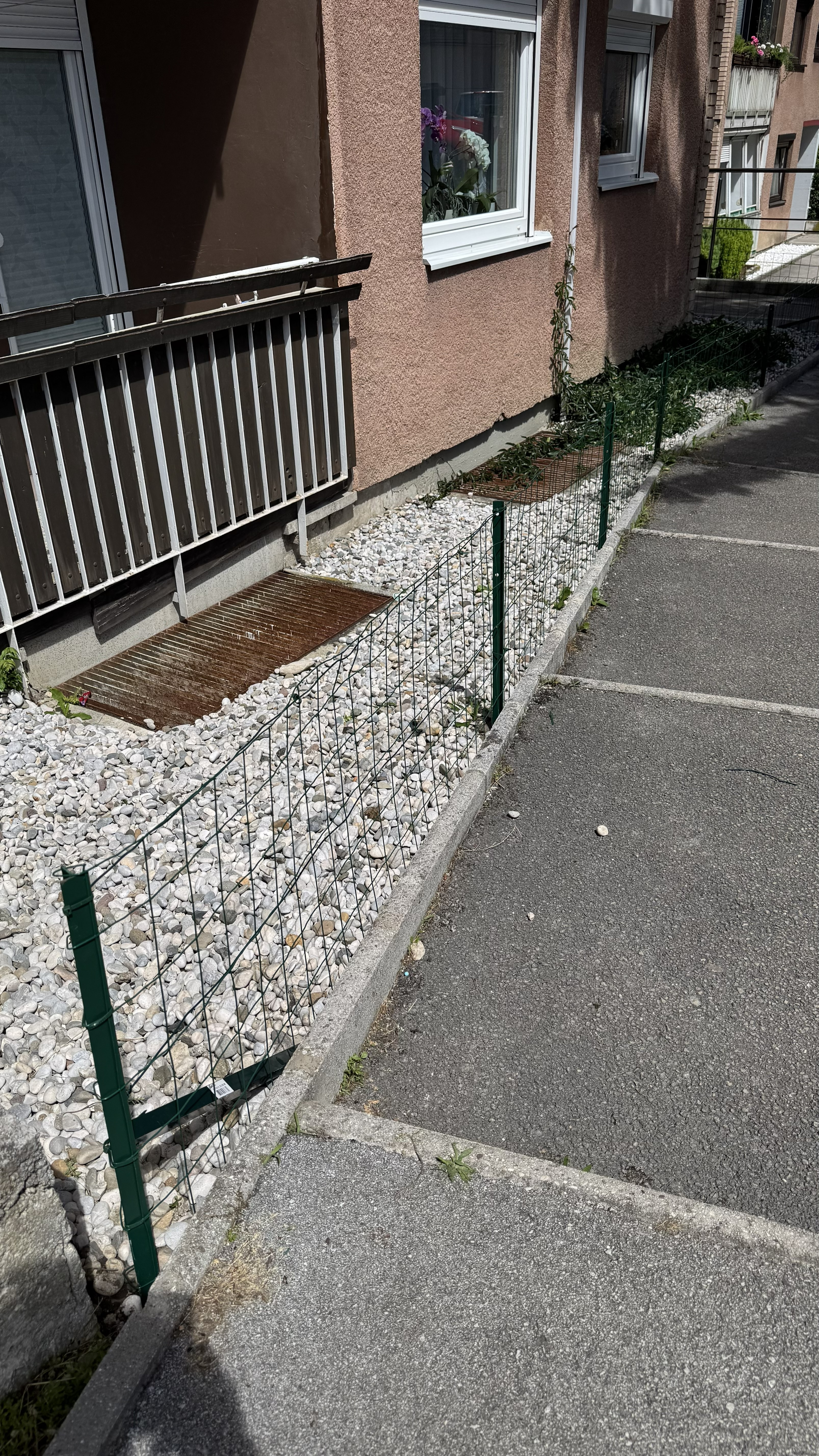 Montaža ograje ob stanovanjski hiši – Zeleni čar Trbovlje