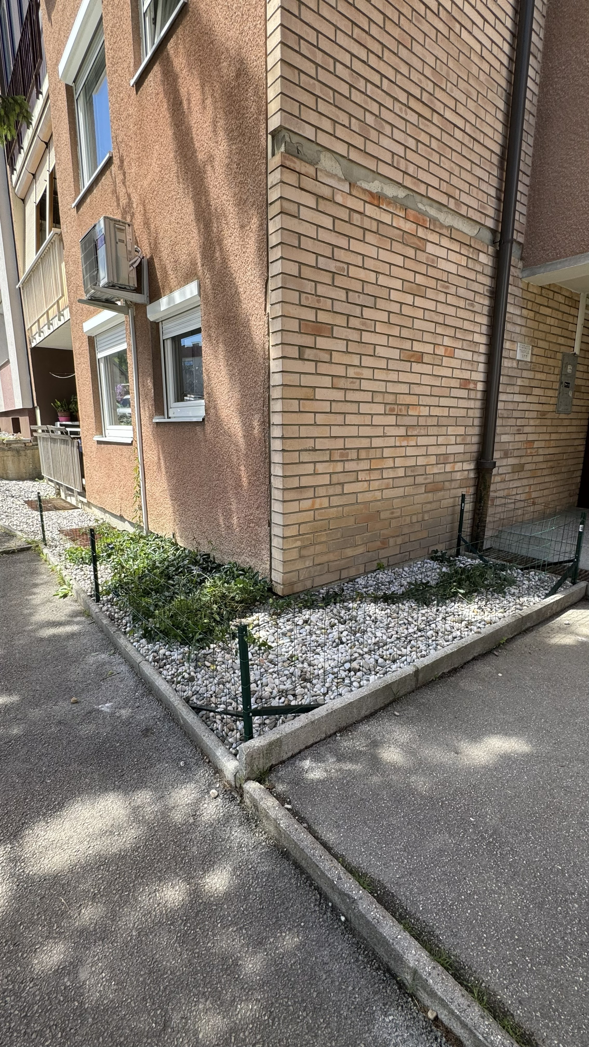 Postavitev ograje in urejanje okolice – Zeleni čar